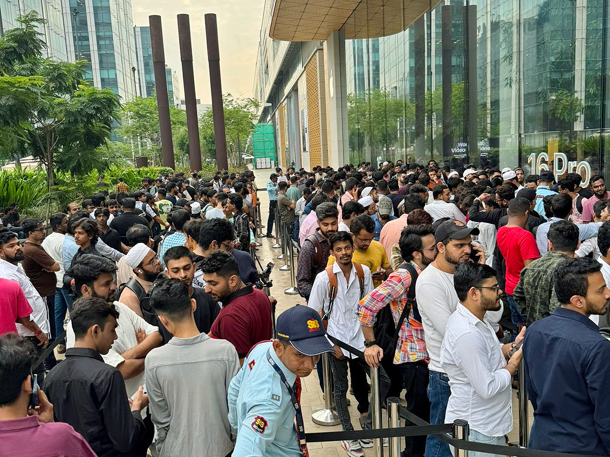 Apple New iPhone 16 Sale Begins At Mumbai's BKC: Photos10