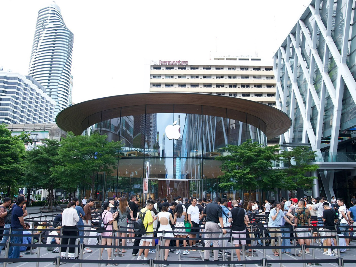 Apple New iPhone 16 Sale Begins At Mumbai's BKC: Photos11