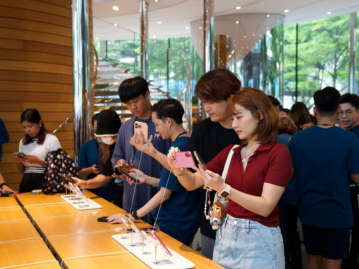 Apple New iPhone 16 Sale Begins At Mumbai's BKC: Photos12