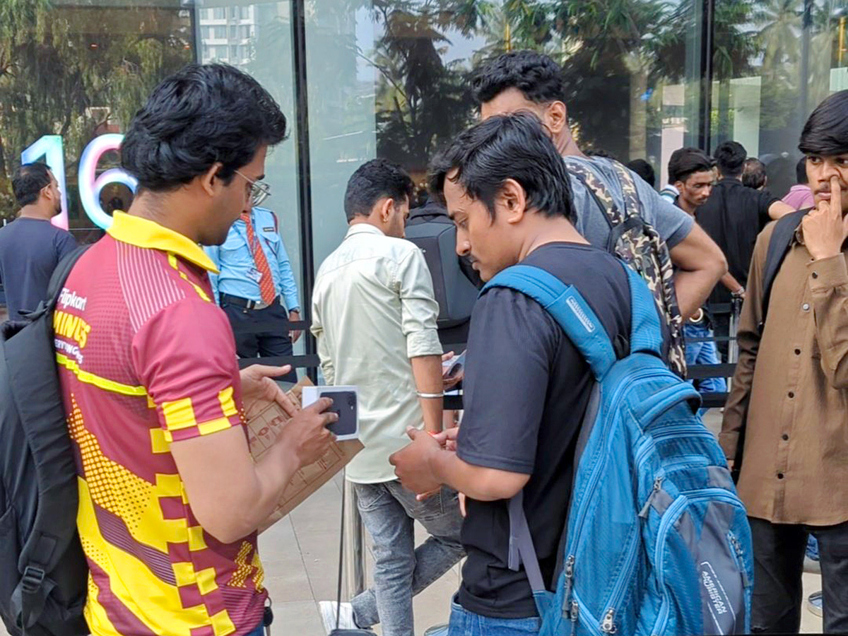 Apple New iPhone 16 Sale Begins At Mumbai's BKC: Photos15