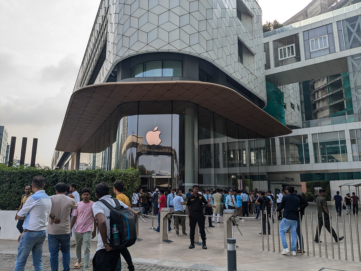 Apple New iPhone 16 Sale Begins At Mumbai's BKC: Photos3