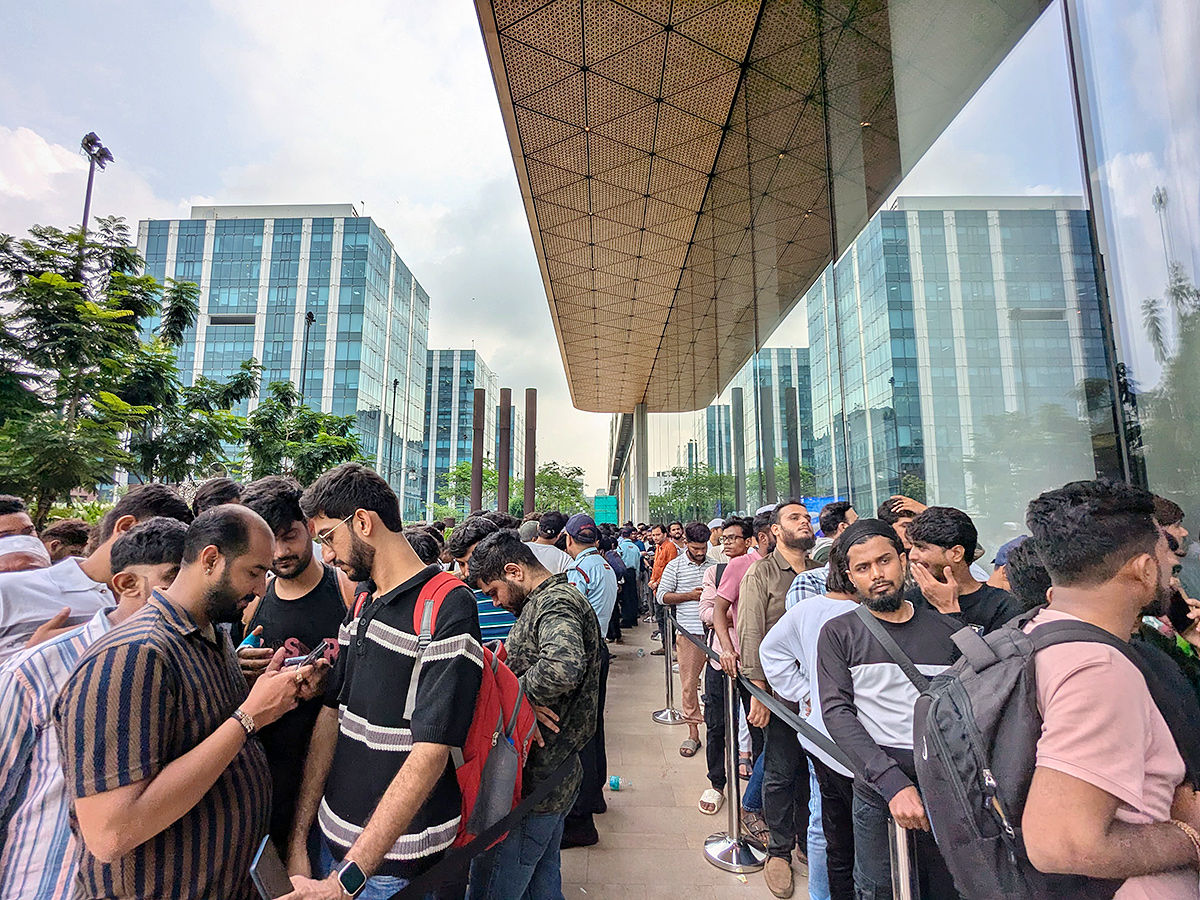 Apple New iPhone 16 Sale Begins At Mumbai's BKC: Photos4