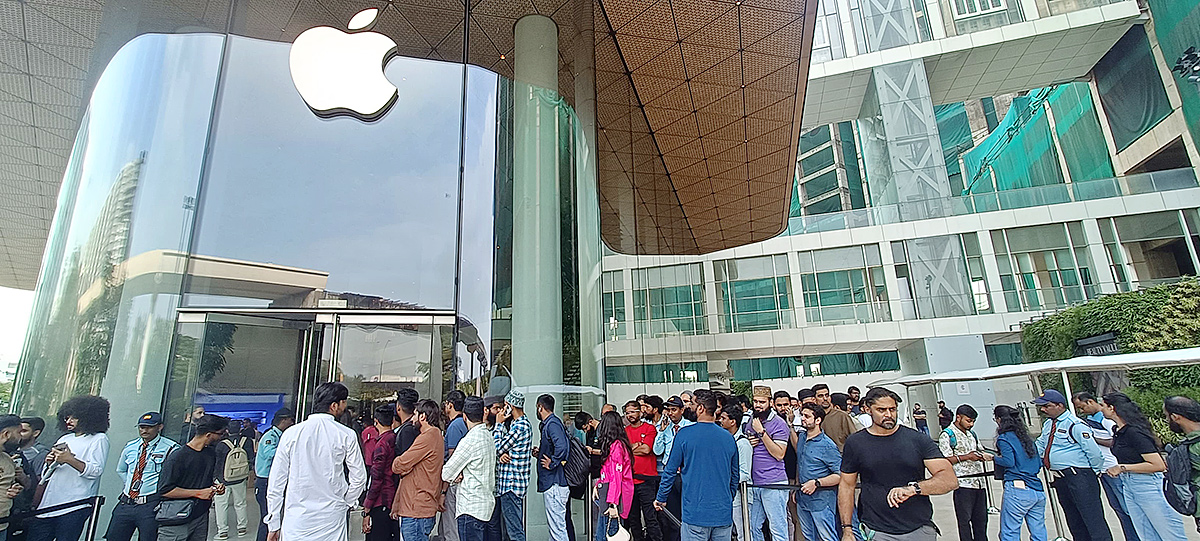 Apple New iPhone 16 Sale Begins At Mumbai's BKC: Photos5