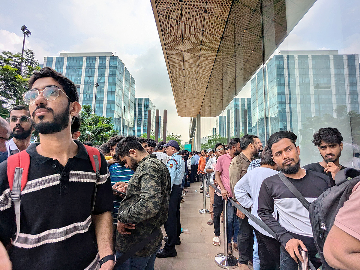 Apple New iPhone 16 Sale Begins At Mumbai's BKC: Photos6