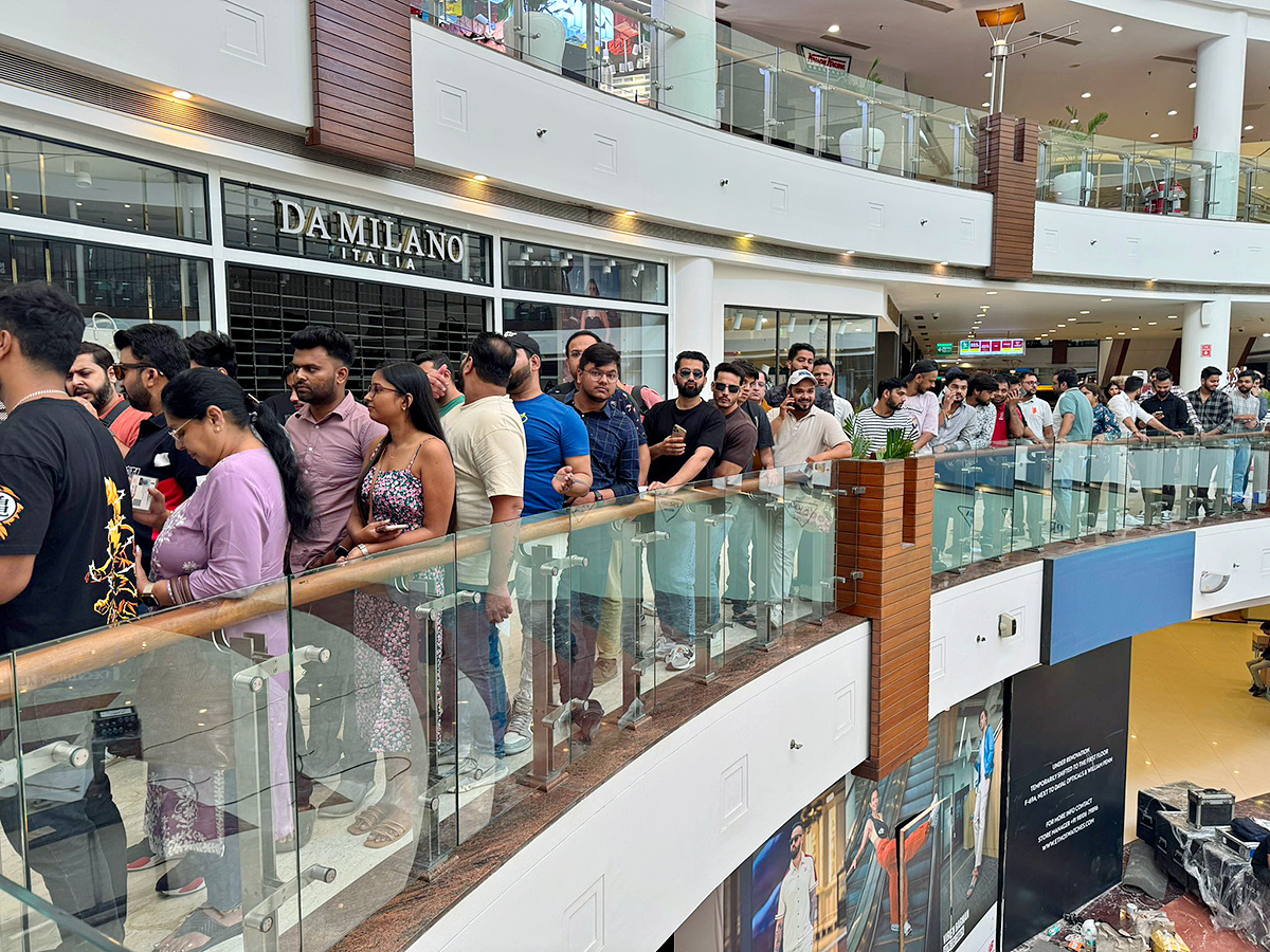 Apple New iPhone 16 Sale Begins At Mumbai's BKC: Photos7