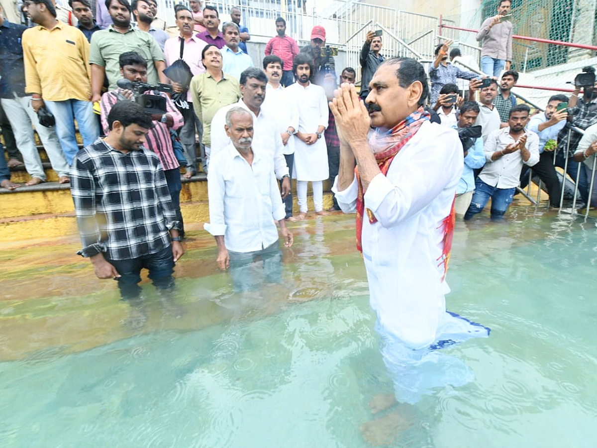 Bhumana Karunakar Reddy Took Oath In Tirumala for Laddu Controversy Photos9