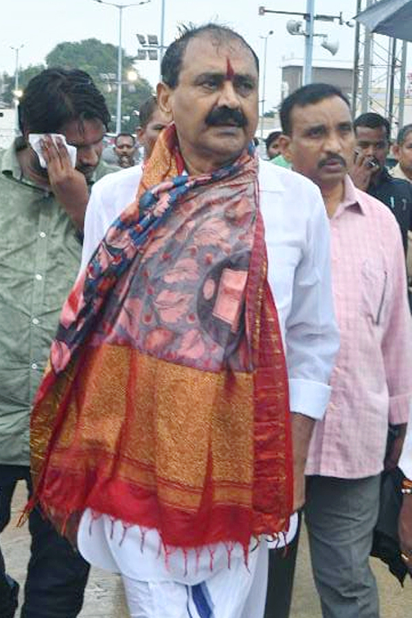 Bhumana Karunakar Reddy Took Oath In Tirumala for Laddu Controversy Photos11