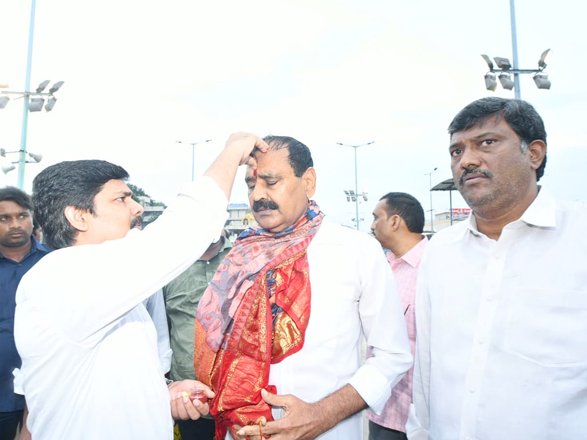 Bhumana Karunakar Reddy Took Oath In Tirumala for Laddu Controversy Photos13