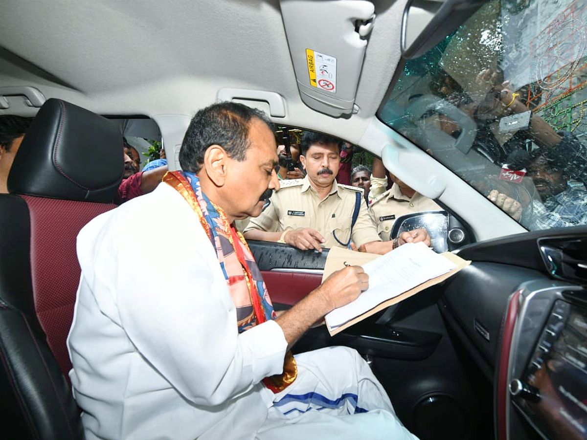 Bhumana Karunakar Reddy Took Oath In Tirumala for Laddu Controversy Photos15