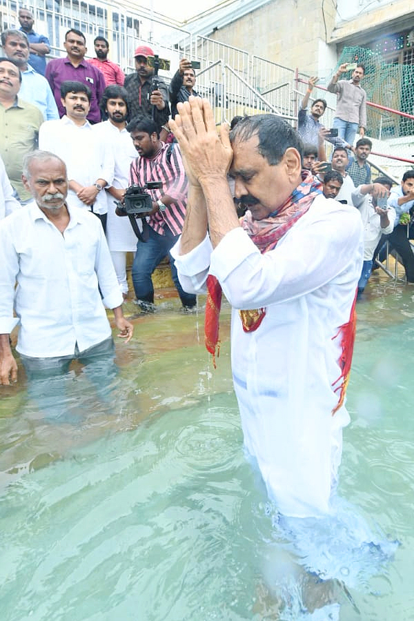 Bhumana Karunakar Reddy Took Oath In Tirumala for Laddu Controversy Photos2