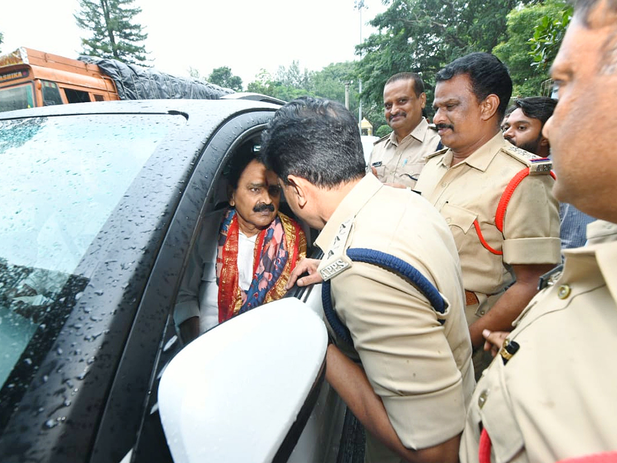 Bhumana Karunakar Reddy Took Oath In Tirumala for Laddu Controversy Photos18