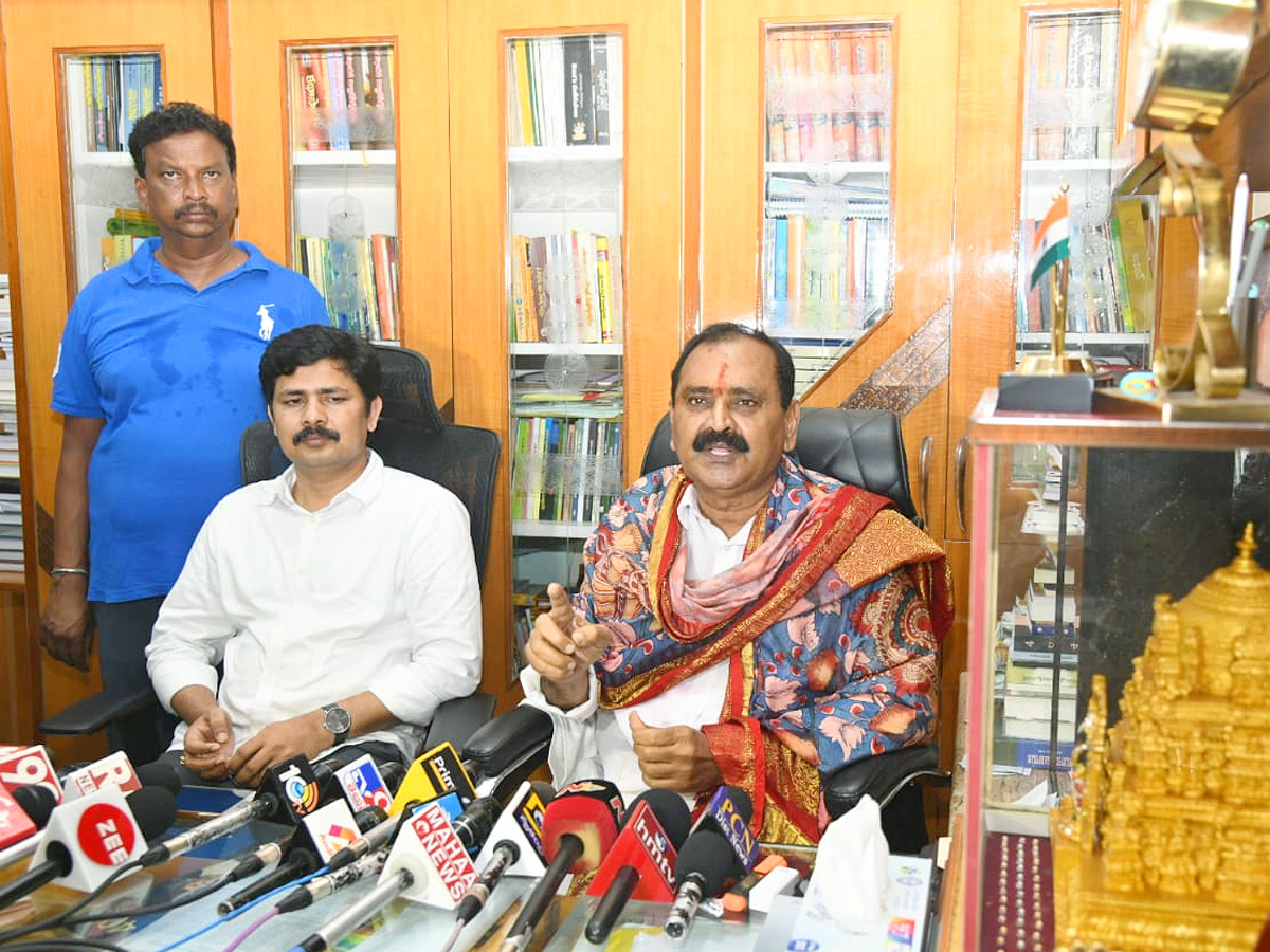 Bhumana Karunakar Reddy Took Oath In Tirumala for Laddu Controversy Photos23