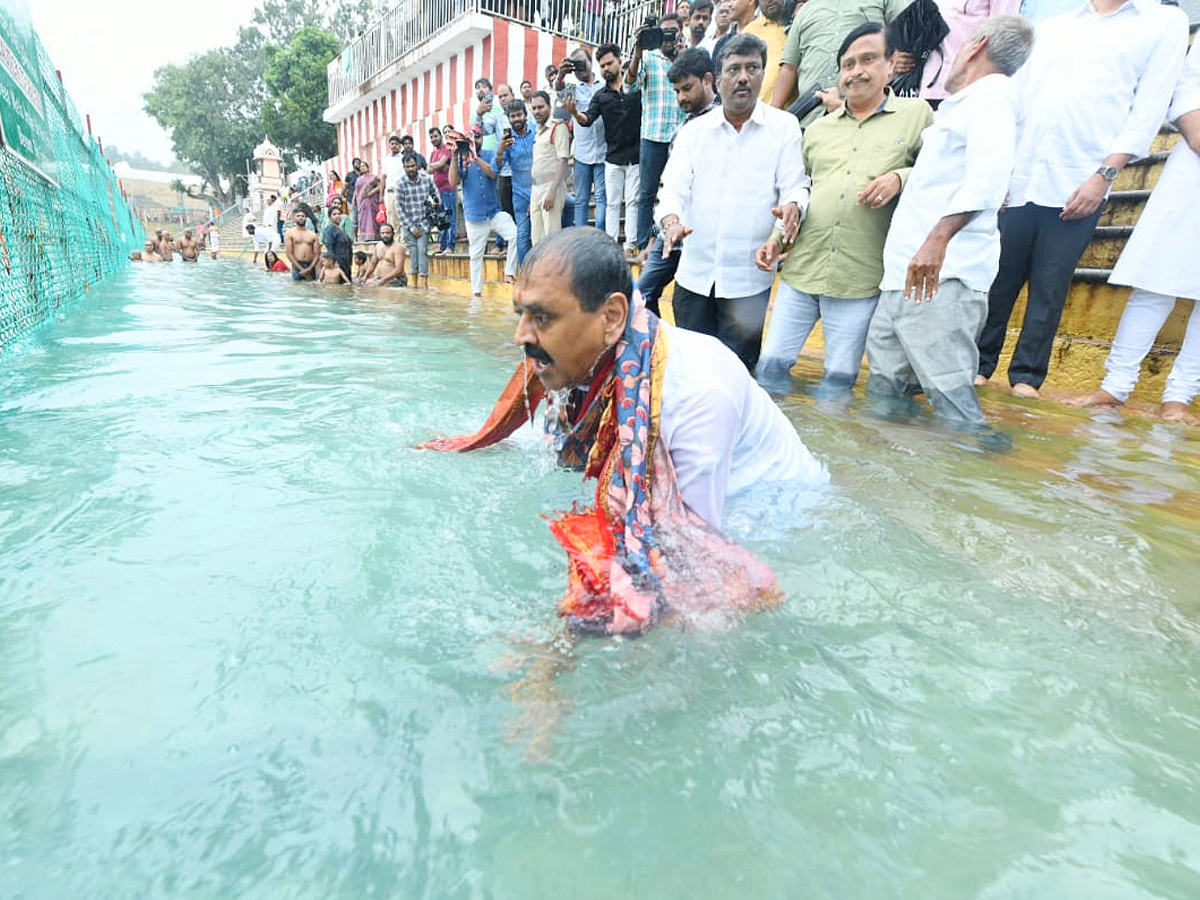 Bhumana Karunakar Reddy Took Oath In Tirumala for Laddu Controversy Photos3