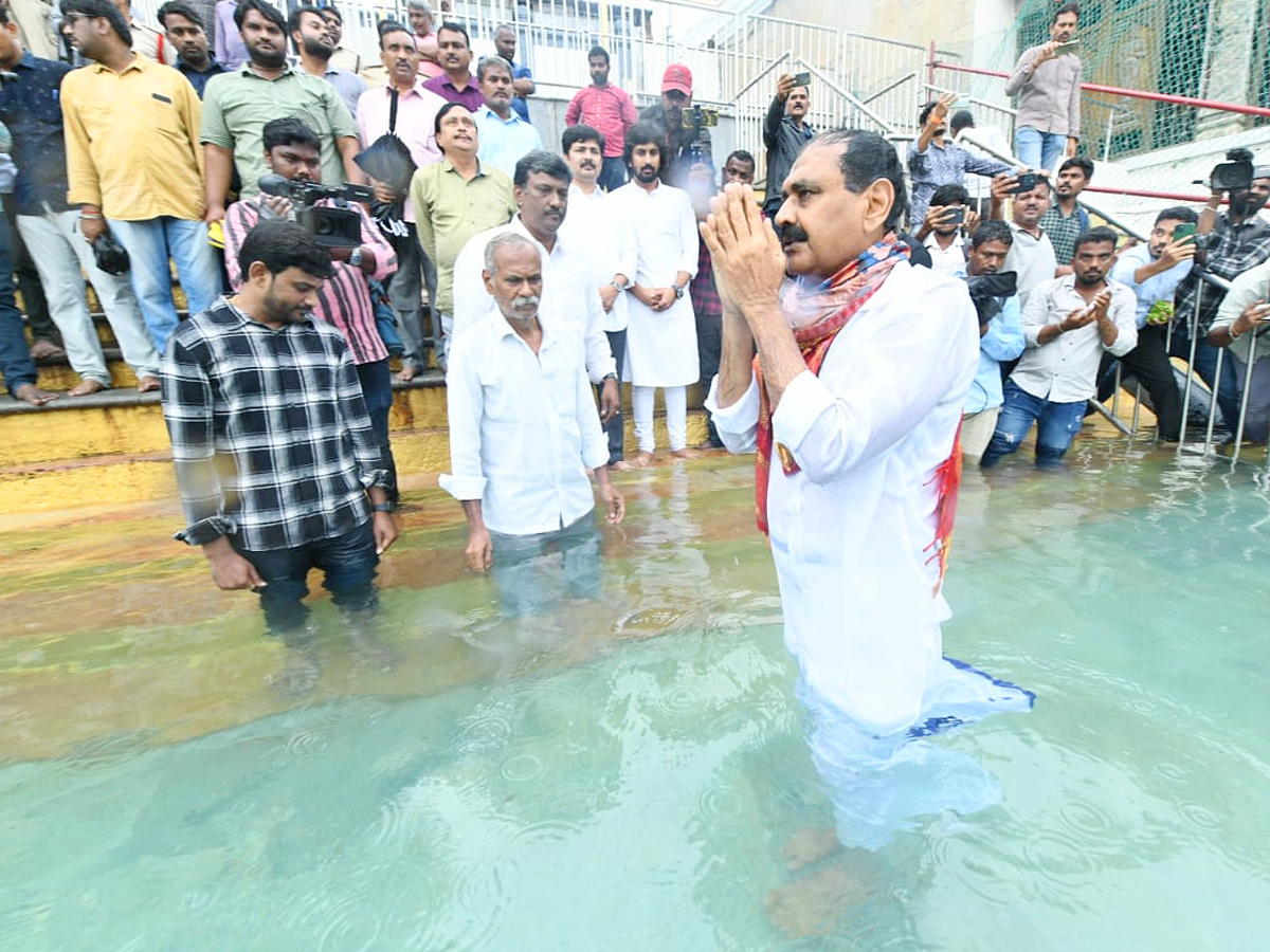 Bhumana Karunakar Reddy Took Oath In Tirumala for Laddu Controversy Photos32