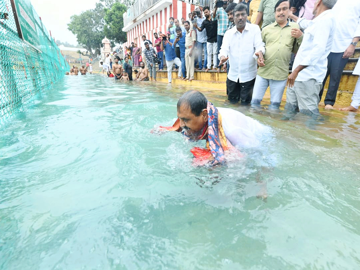 Bhumana Karunakar Reddy Took Oath In Tirumala for Laddu Controversy Photos6