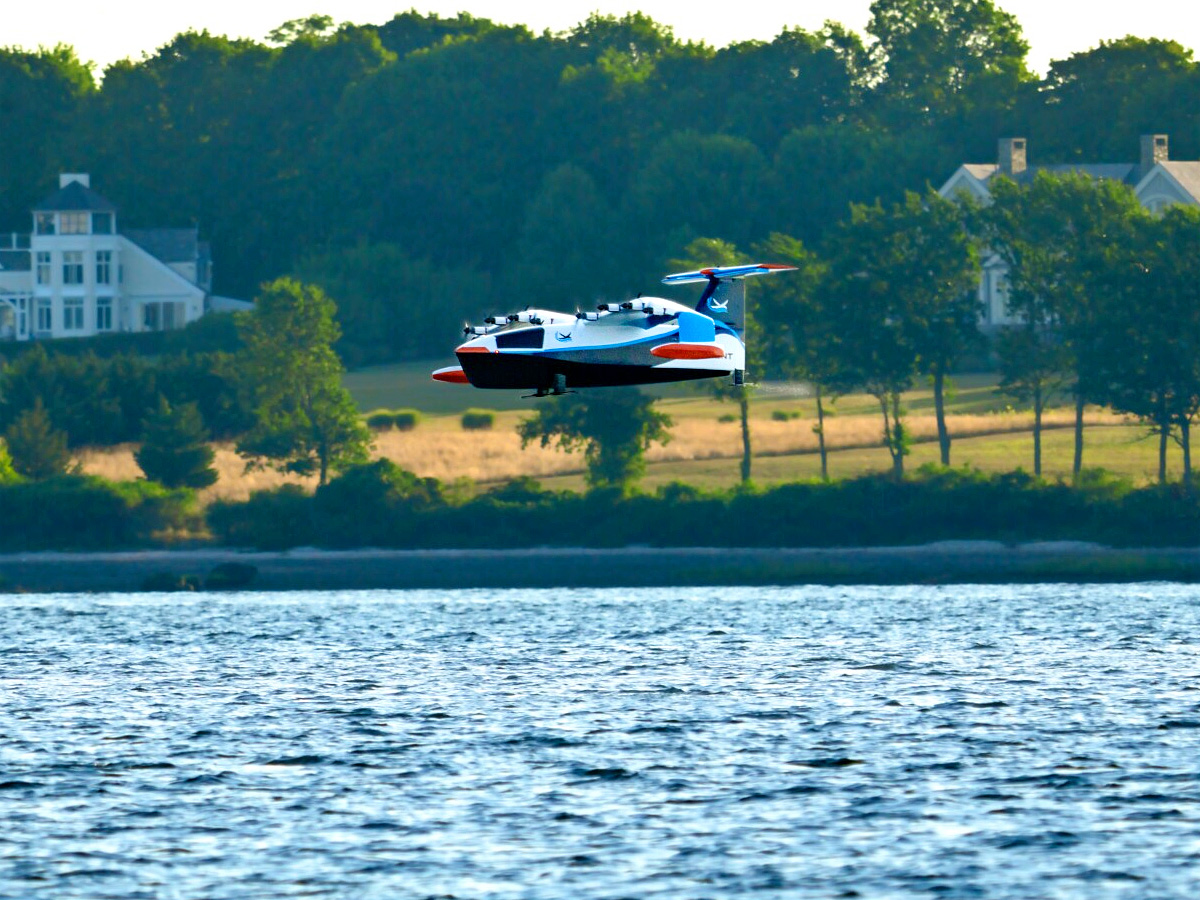 It Lands on Water Not A boat Its Just Flight Photos3