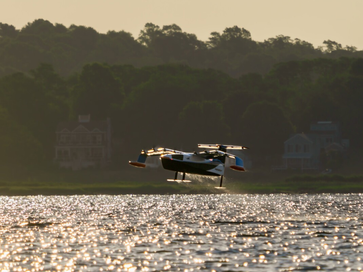 It Lands on Water Not A boat Its Just Flight Photos5