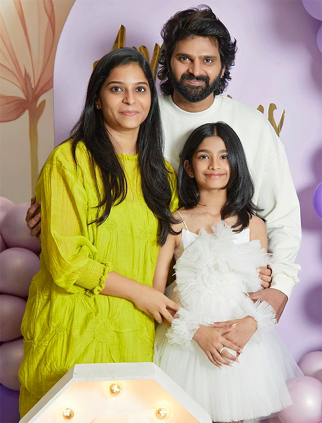 Tollywood Actor Sree Vishnu Wife And Family Photos5