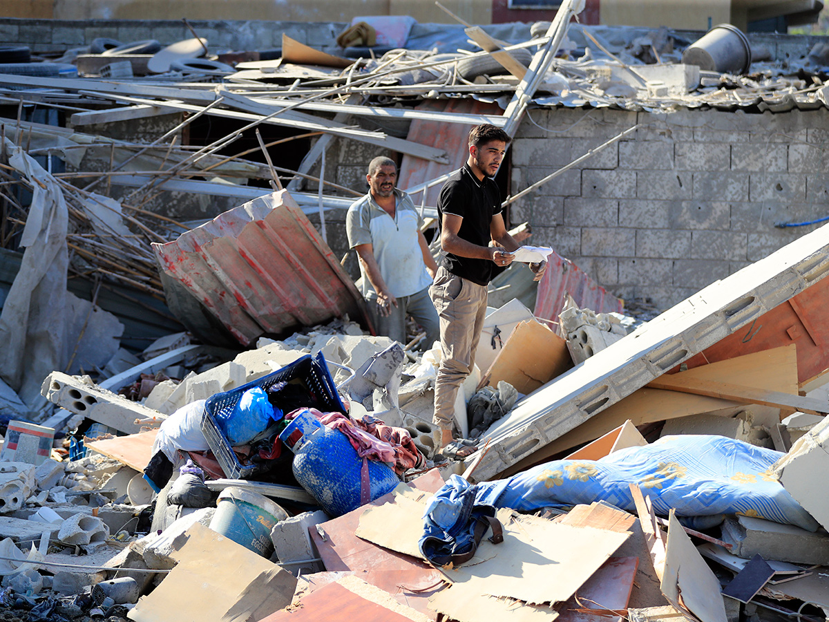 Israeli airstrike in the southern village of Lebanon33