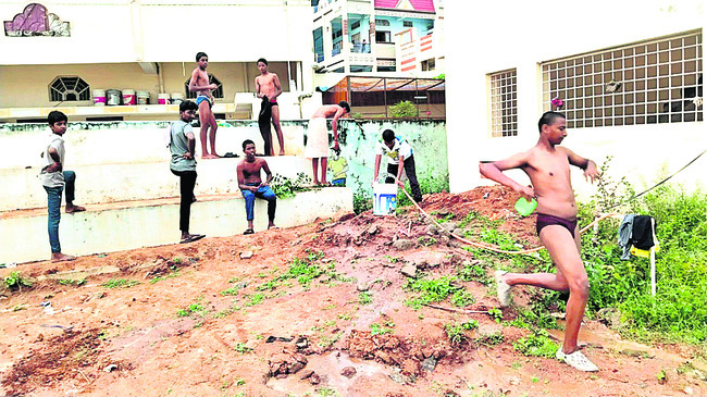 అడుగు వేయలేం.. పరుగు తీయలేం1