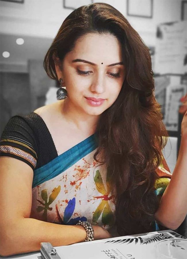 Devara Movie Actress Shruti Marathe HD Photos13