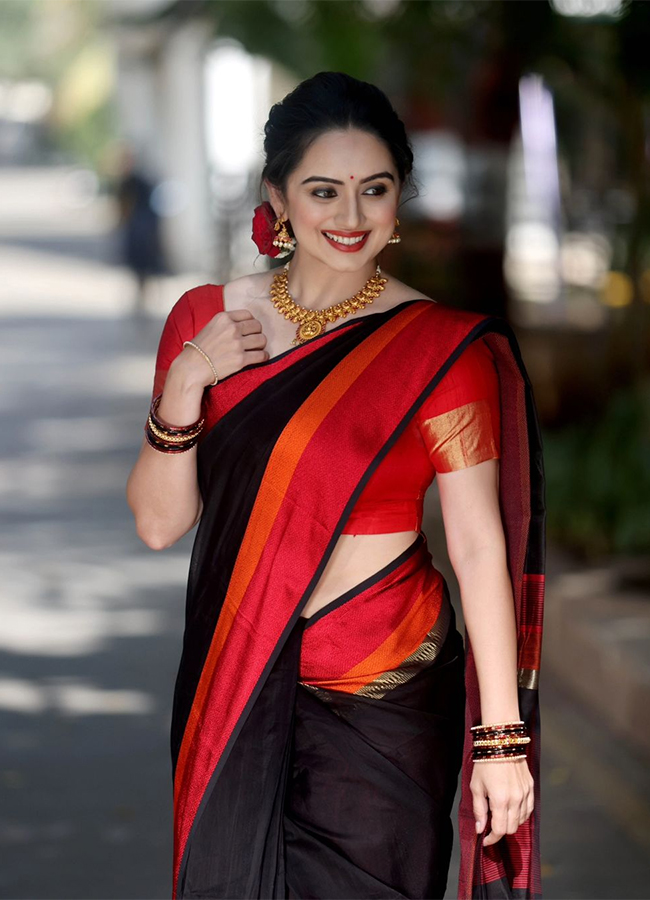 Devara Movie Actress Shruti Marathe HD Photos14