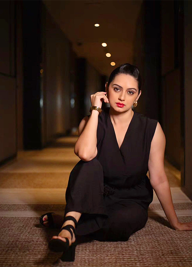 Devara Movie Actress Shruti Marathe HD Photos23