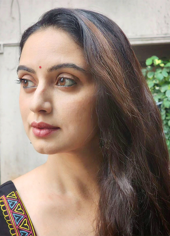 Devara Movie Actress Shruti Marathe HD Photos26