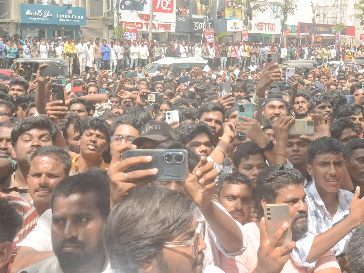 Hero Ram And Payal Rajput Inaugurates Shopping Mall At Nizamabad Photos9