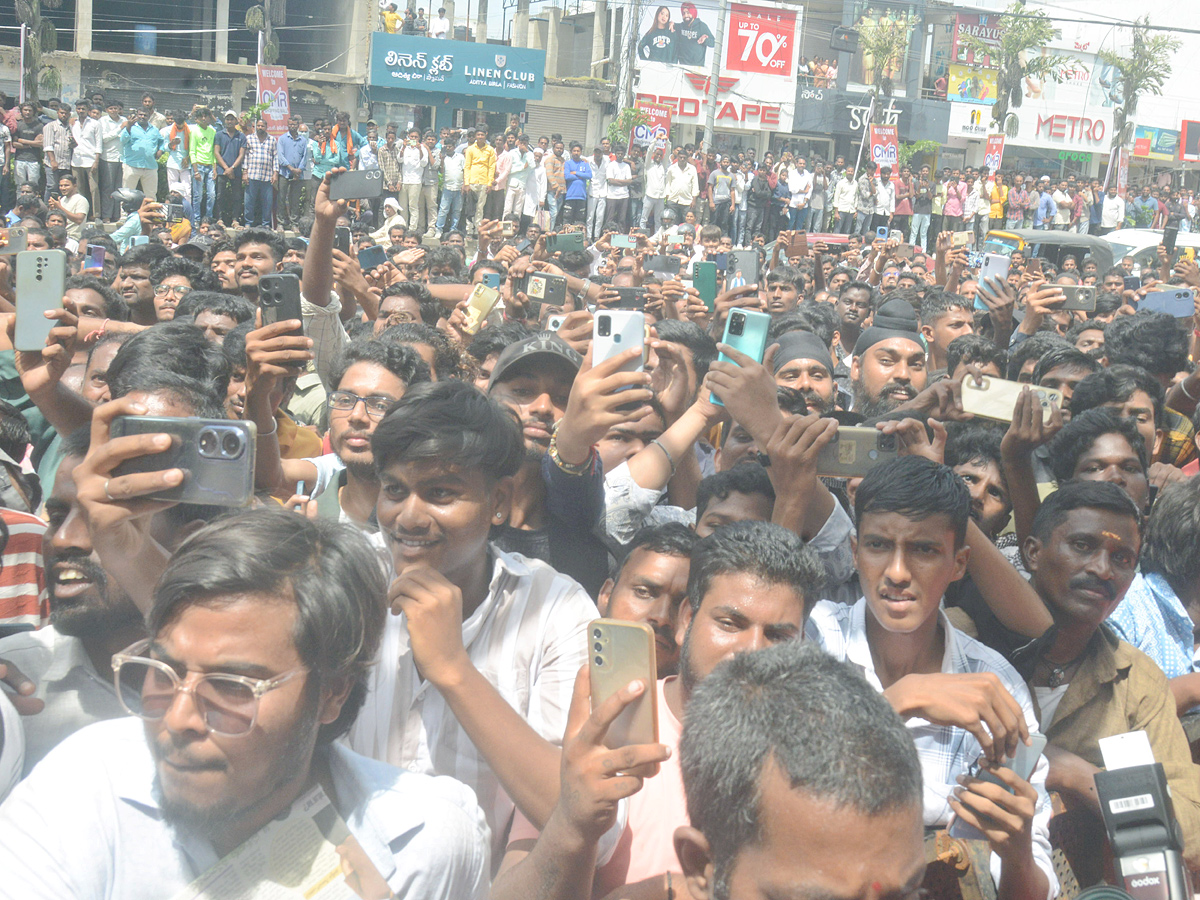 Hero Ram And Payal Rajput Inaugurates Shopping Mall At Nizamabad Photos10