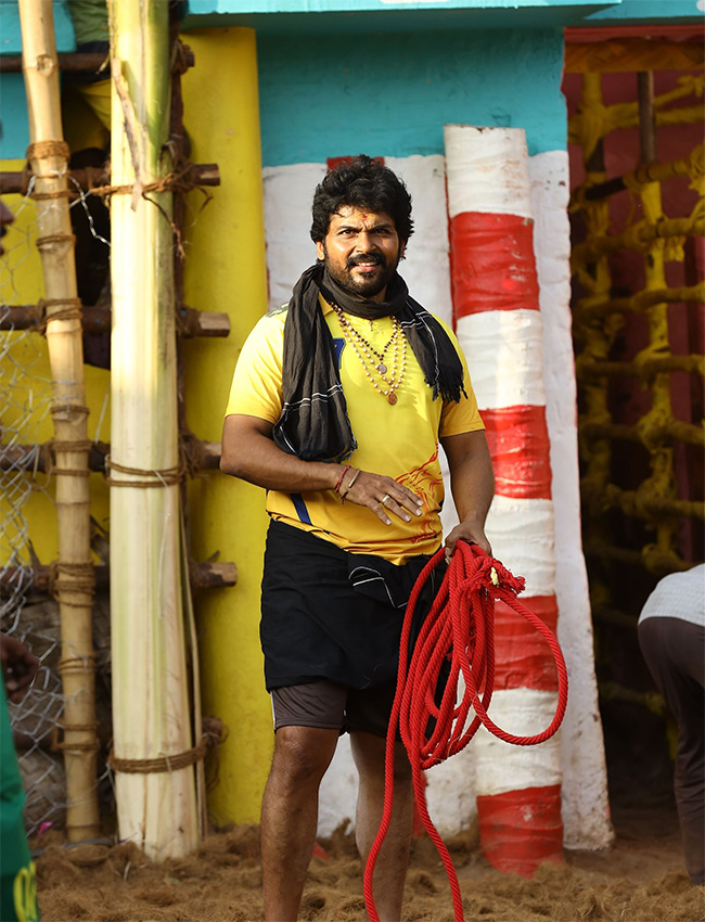 Karthi's Satyam Sundaram Movie HD Stills9