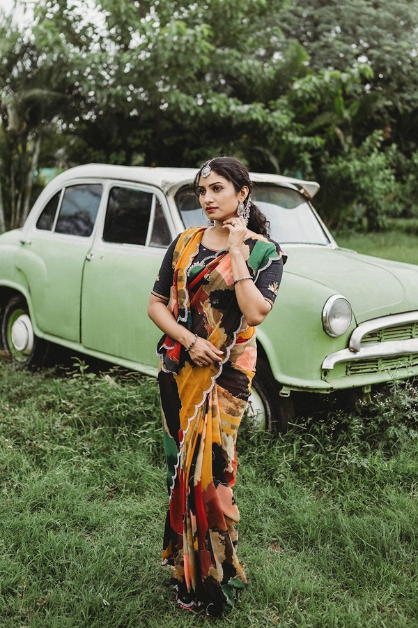 Tv Actress Vishnu Priya Adire Looks With Vintage Car Photos Viral2