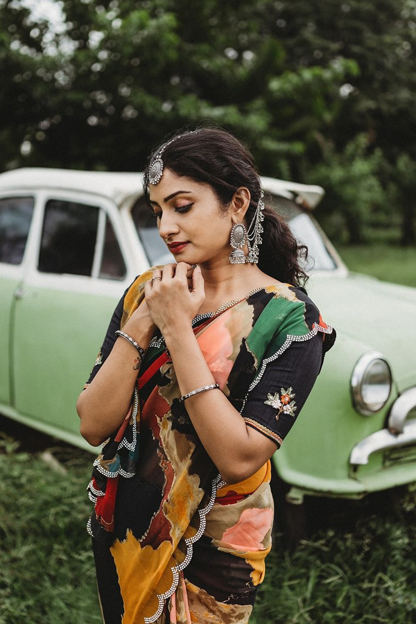 Tv Actress Vishnu Priya Adire Looks With Vintage Car Photos Viral3