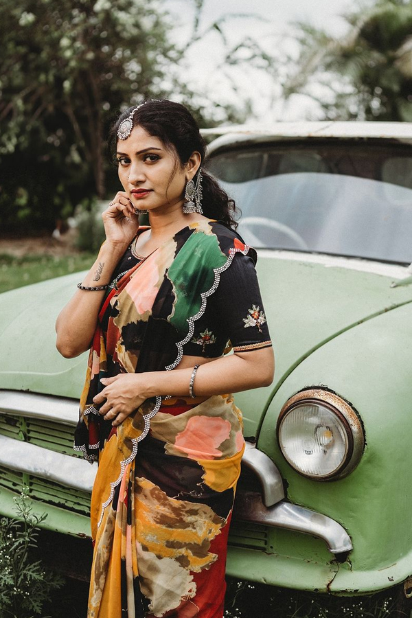 Tv Actress Vishnu Priya Adire Looks With Vintage Car Photos Viral4