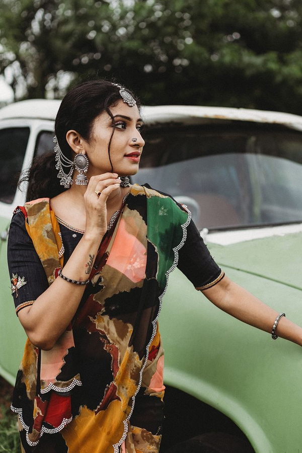 Tv Actress Vishnu Priya Adire Looks With Vintage Car Photos Viral5