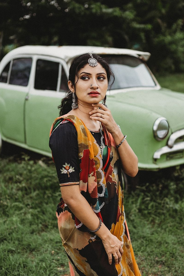 Tv Actress Vishnu Priya Adire Looks With Vintage Car Photos Viral6