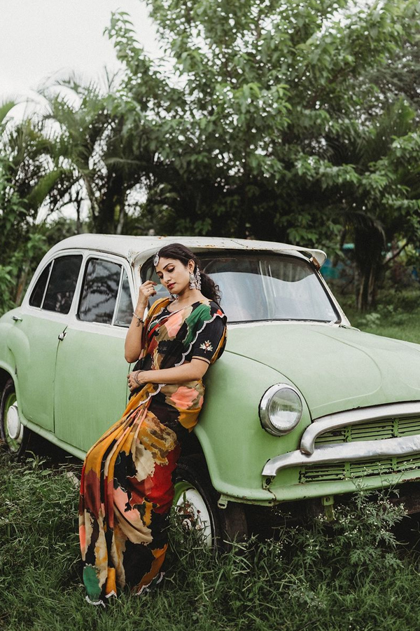 Tv Actress Vishnu Priya Adire Looks With Vintage Car Photos Viral7