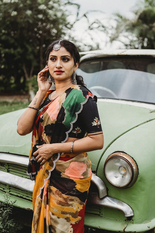 Tv Actress Vishnu Priya Adire Looks With Vintage Car Photos Viral8