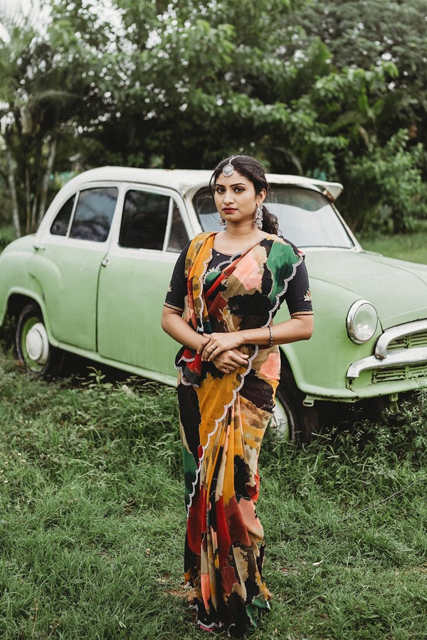 Tv Actress Vishnu Priya Adire Looks With Vintage Car Photos Viral9