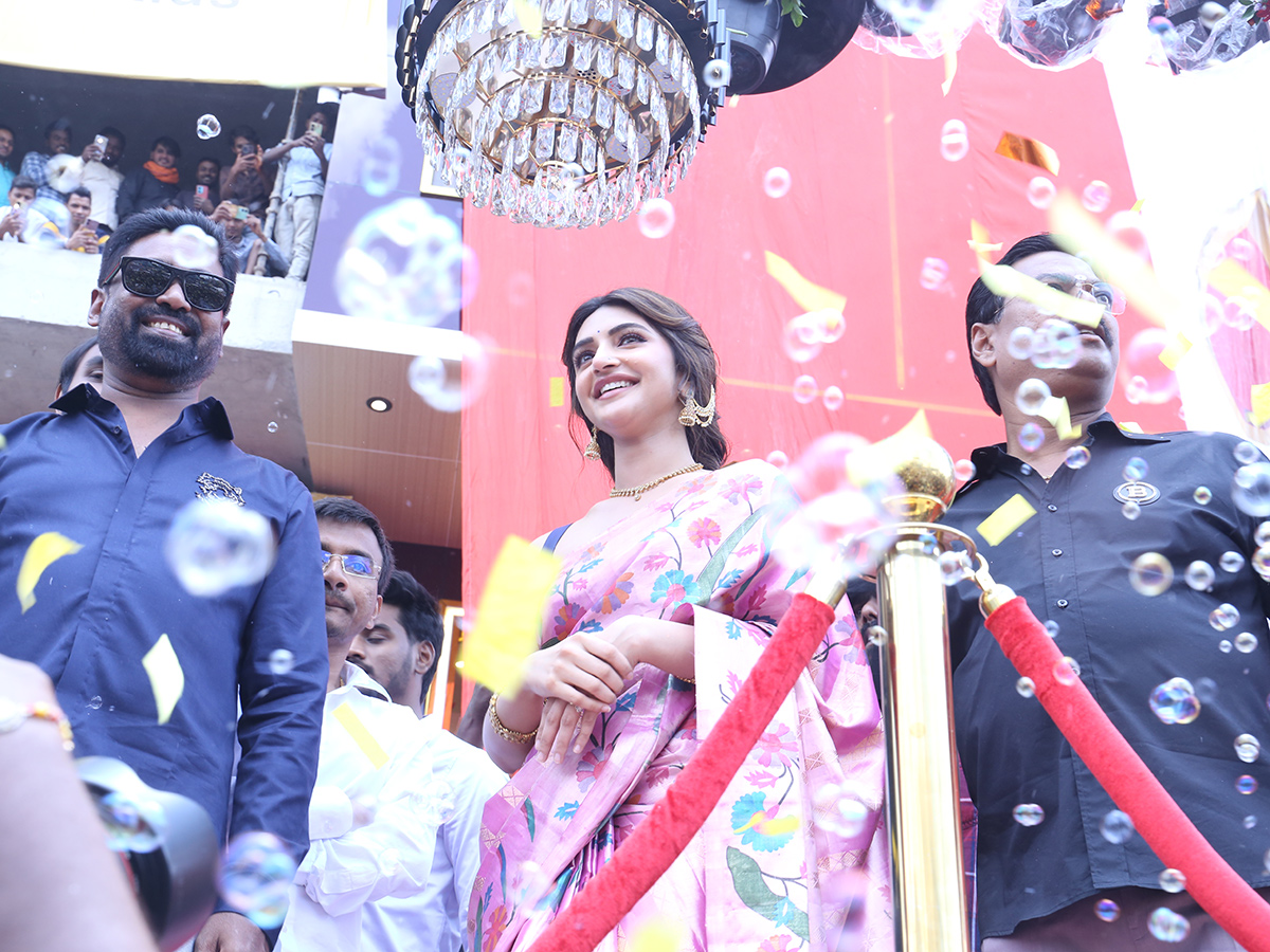 Shopping Mall Grand Launch by Actress Sreeleela At Marrichettu3