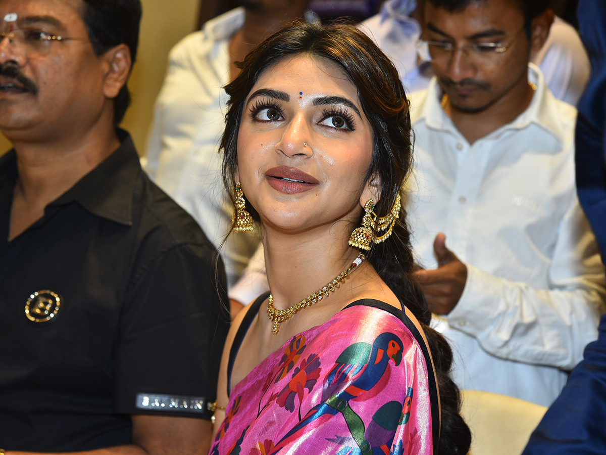 Shopping Mall Grand Launch by Actress Sreeleela At Marrichettu14