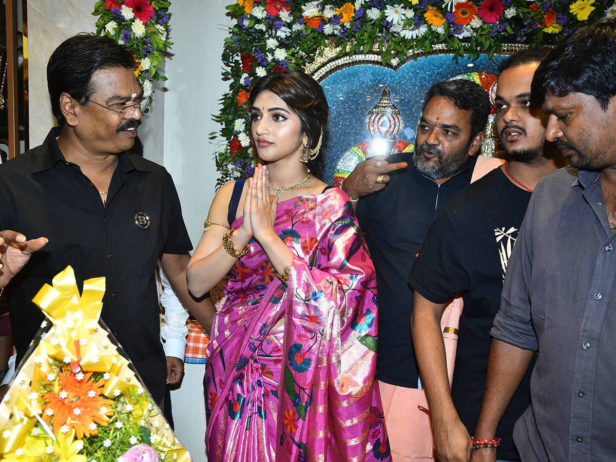 Shopping Mall Grand Launch by Actress Sreeleela At Marrichettu15