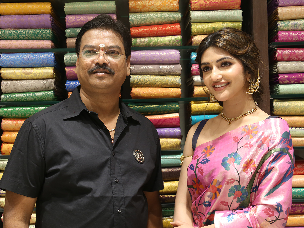 Shopping Mall Grand Launch by Actress Sreeleela At Marrichettu4