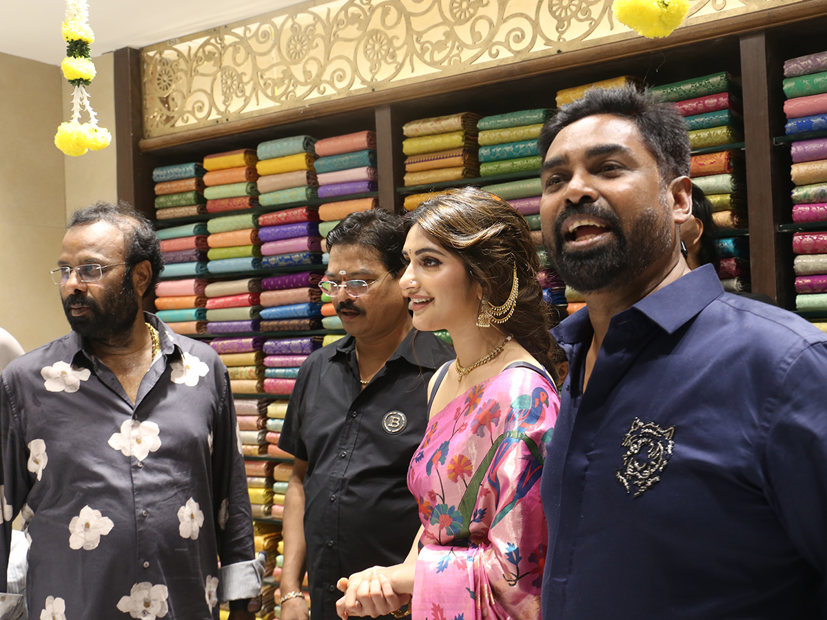 Shopping Mall Grand Launch by Actress Sreeleela At Marrichettu5