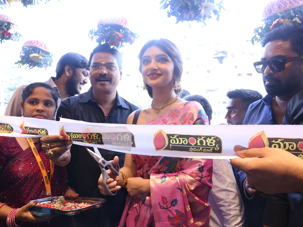 Shopping Mall Grand Launch by Actress Sreeleela At Marrichettu21