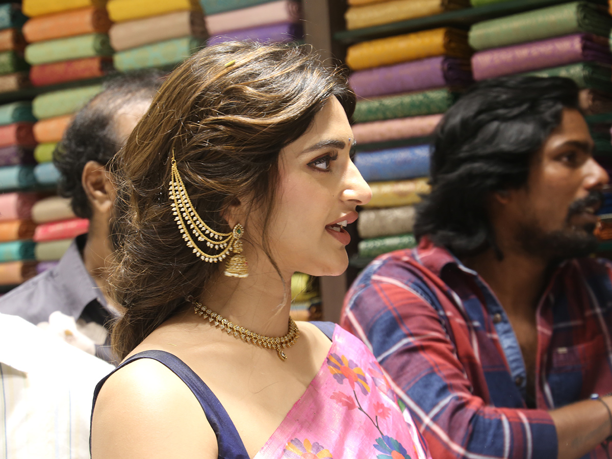 Shopping Mall Grand Launch by Actress Sreeleela At Marrichettu6