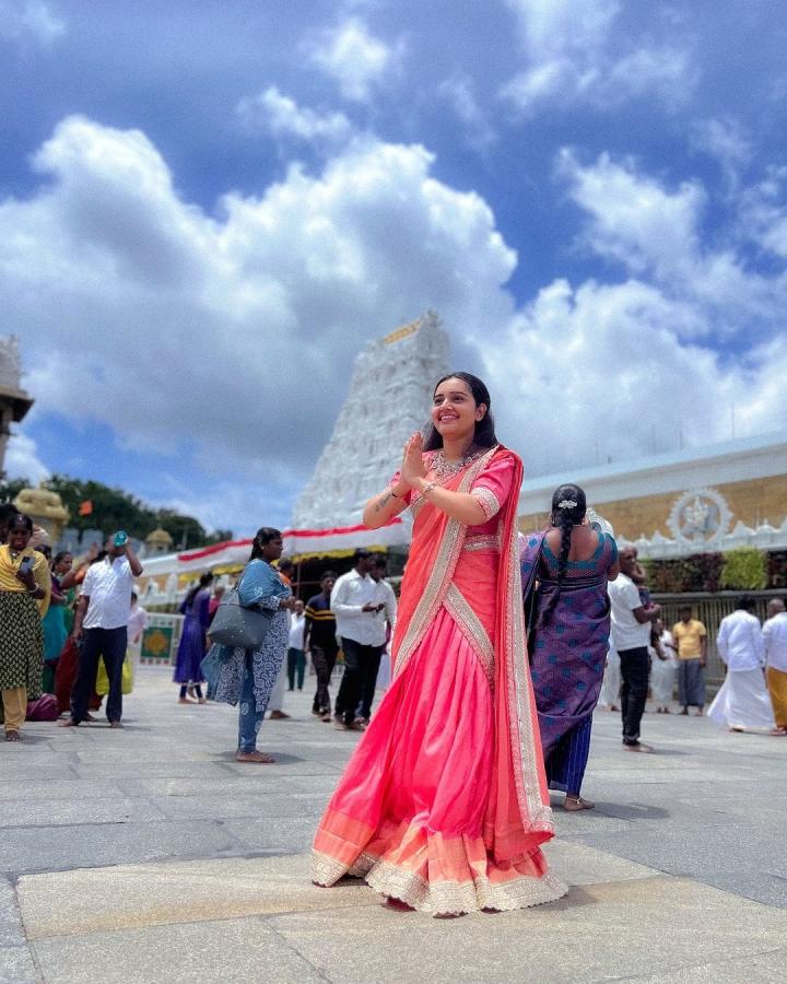 Actress  sonia singh visits Tirumala Tirupati Devasthanam photos viral2