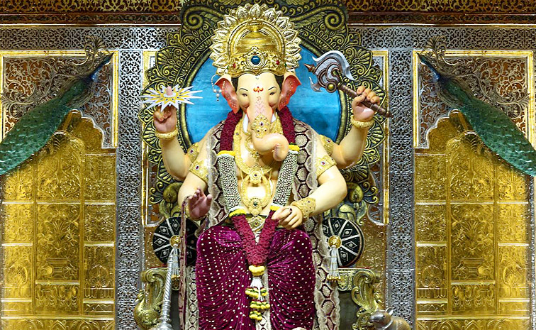 Devotees get first glimpse of famous Lalbaugcha Raja in Mumbai Photos2