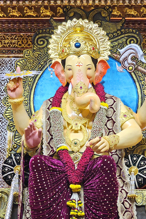 Devotees get first glimpse of famous Lalbaugcha Raja in Mumbai Photos3