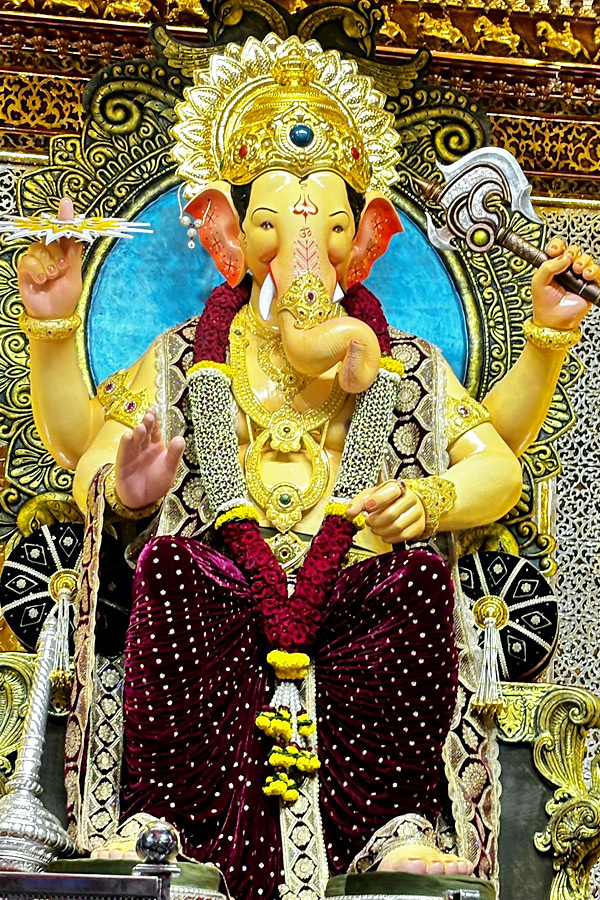 Devotees get first glimpse of famous Lalbaugcha Raja in Mumbai Photos4